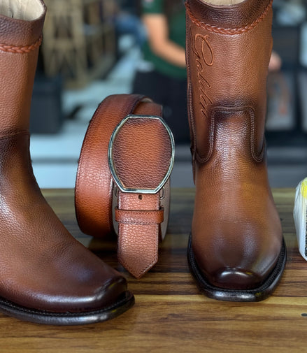 Botín Golden Venado Brandy Lleva Botín & Cinto Mas 4 Accesorios ( Crema Cubre Polvo Cartera & Saca botas )