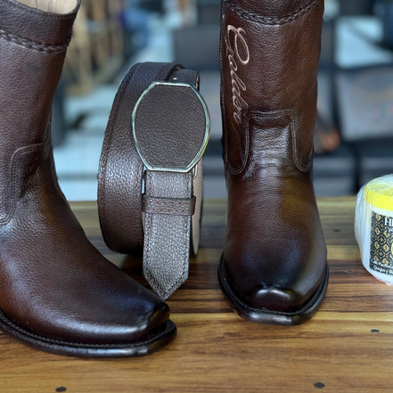 Botín Golden Venado Tabaco Lleva Botin & Cinto Mas 4 Accesorios ( Crema Cubre Polvo Cartera & Saca botas )