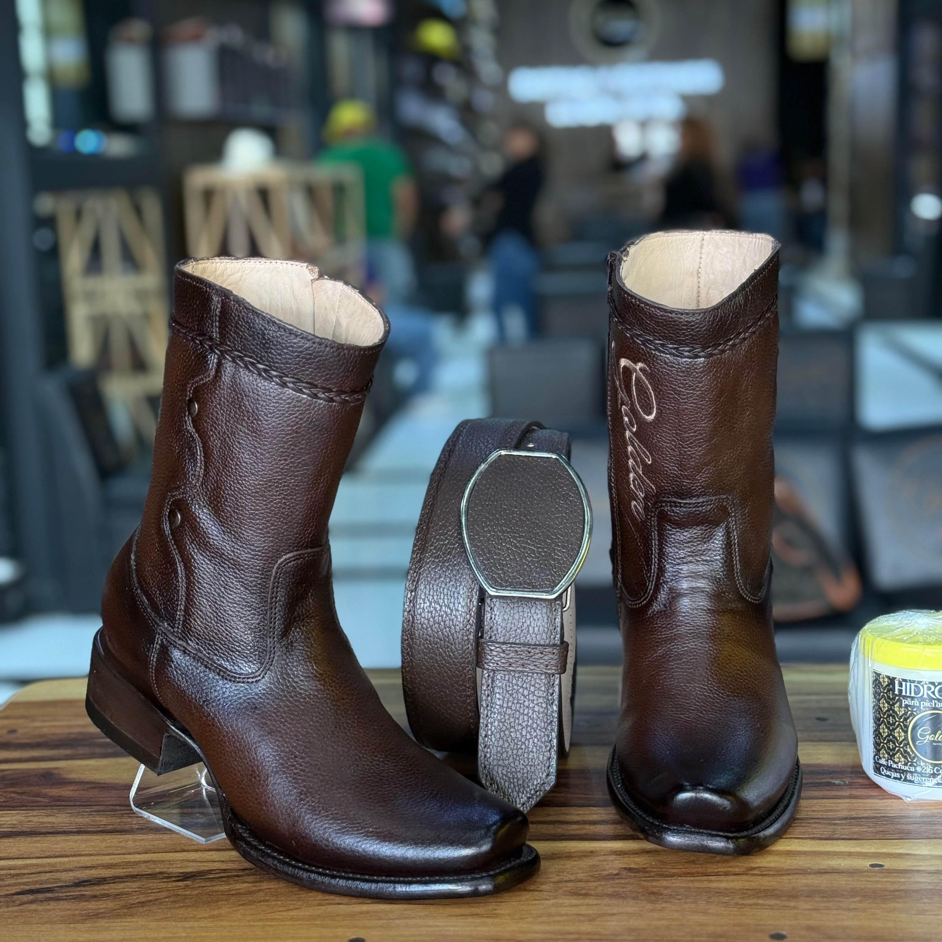 Botín Golden Venado Tabaco Lleva Botin & Cinto Mas 4 Accesorios ( Crema Cubre Polvo Cartera & Saca botas )