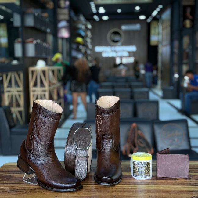 Botín Golden Venado Tabaco Lleva Botin & Cinto Mas 4 Accesorios ( Crema Cubre Polvo Cartera & Saca botas )