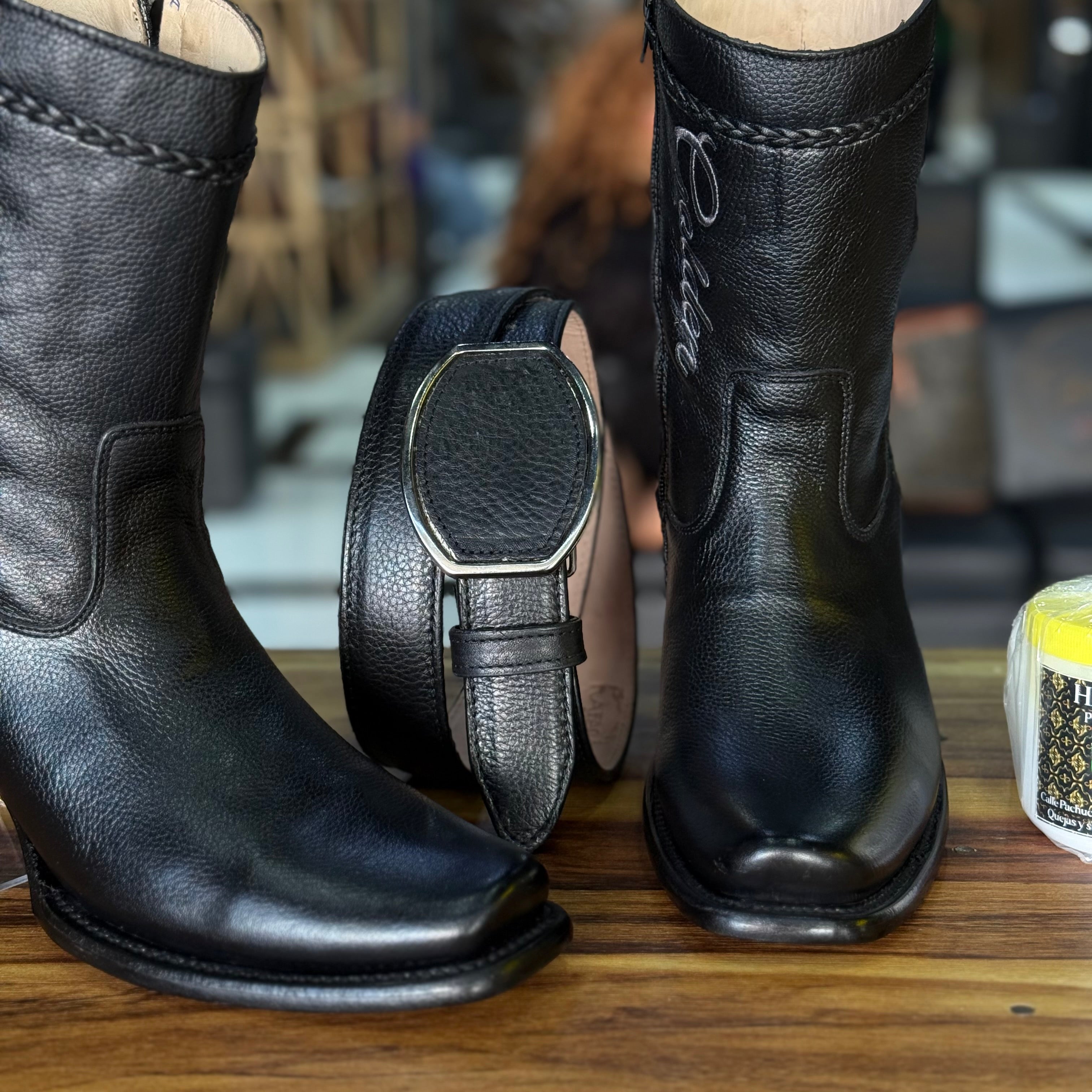 Botín Golden Venado Negro Lleva Botin & Cinto Más 4 Accesorios ( Crema Cubre Polvo Cartera & Saca botas )