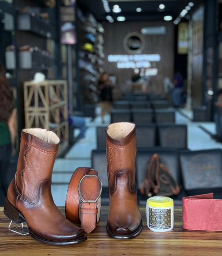 Botín Golden Venado Brandy Lleva Botín & Cinto Mas 4 Accesorios ( Crema Cubre Polvo Cartera & Saca botas )