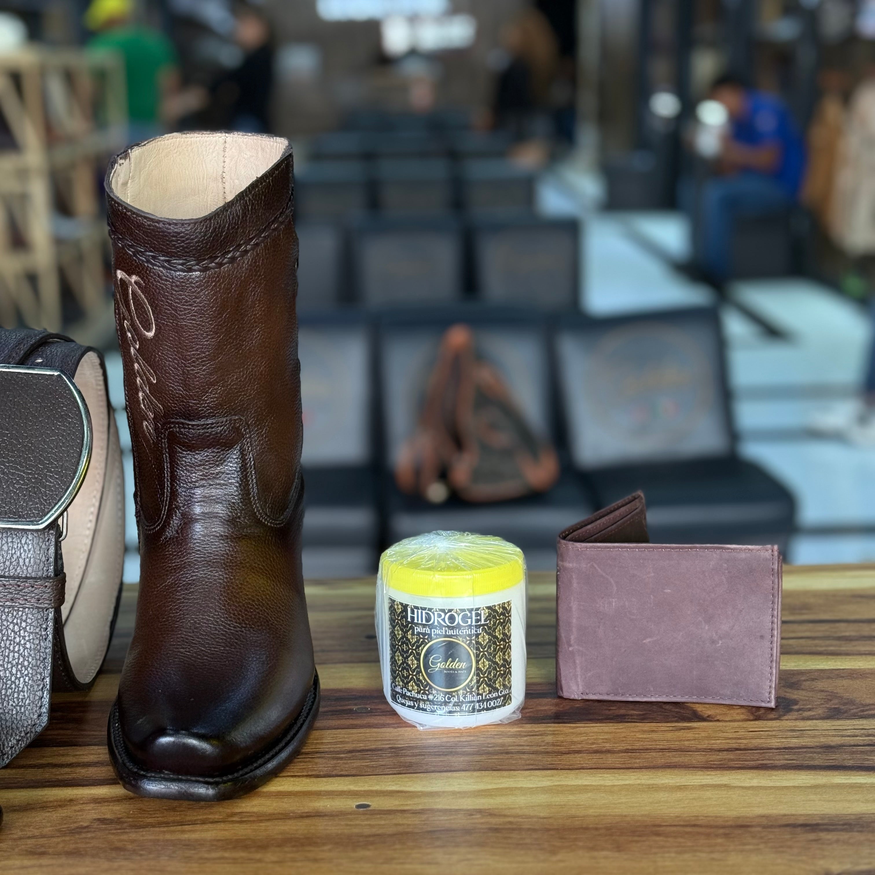 Botín Golden Venado Tabaco Lleva Botin & Cinto Mas 4 Accesorios ( Crema Cubre Polvo Cartera & Saca botas )