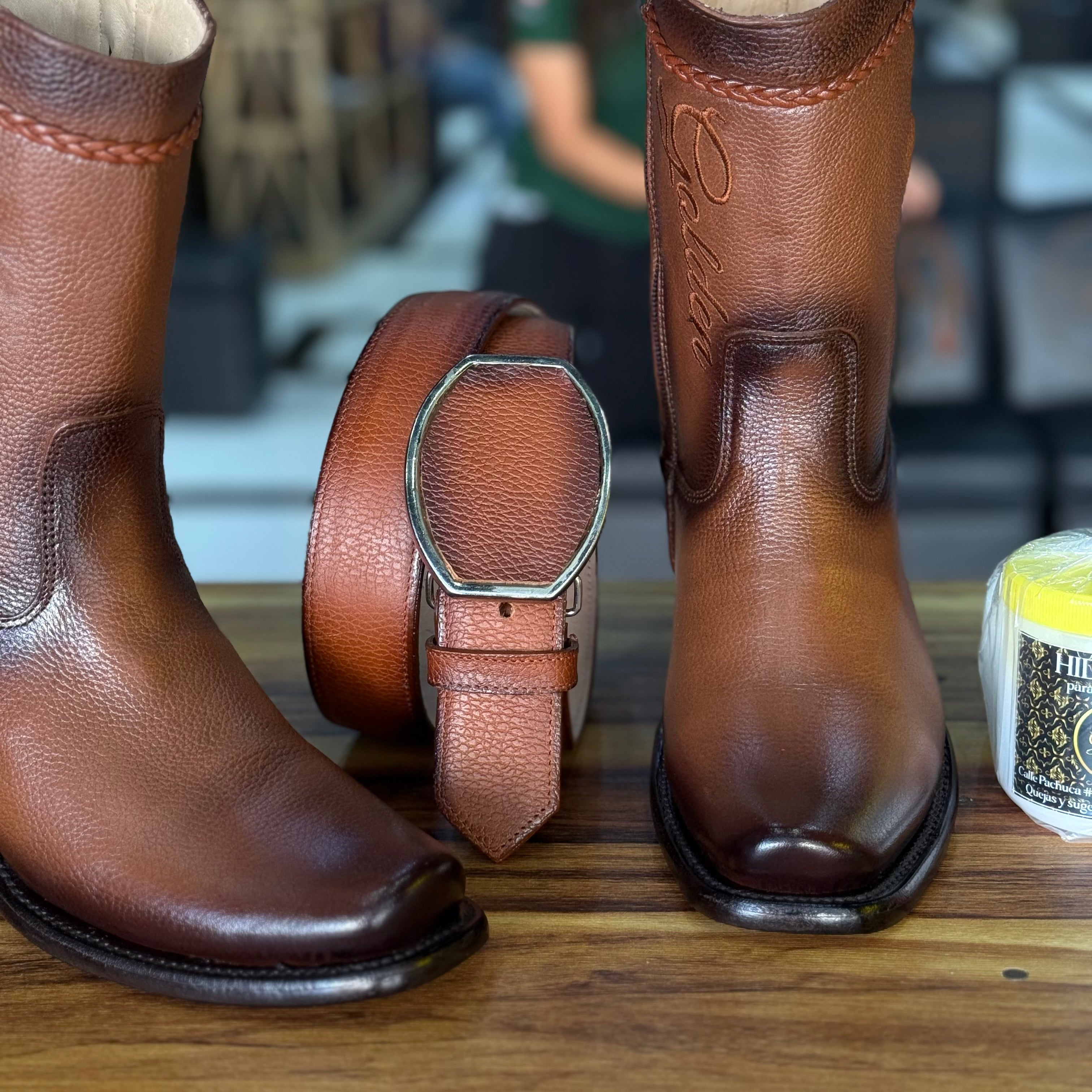 Botín Golden Venado Brandy Lleva Botín & Cinto Mas 4 Accesorios ( Crema Cubre Polvo Cartera & Saca botas )