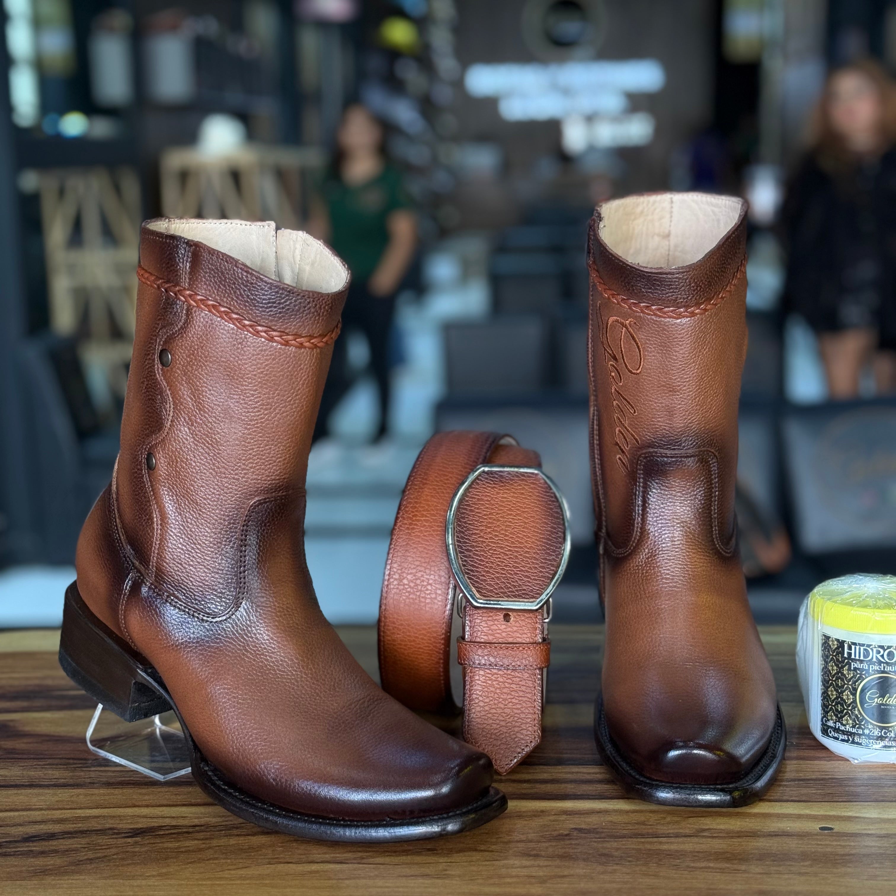 Botín Golden Venado Brandy Lleva Botín & Cinto Mas 4 Accesorios ( Crema Cubre Polvo Cartera & Saca botas )