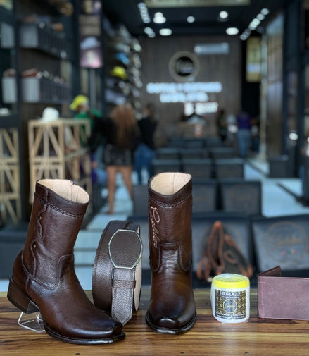 Botín Golden Venado Tabaco Lleva Botin & Cinto Mas 4 Accesorios ( Crema Cubre Polvo Cartera & Saca botas )