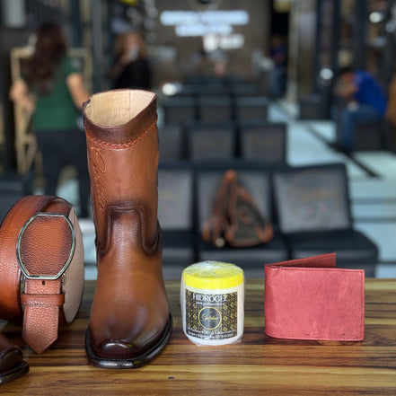 Botín Golden Venado Brandy Lleva Botín & Cinto Mas 4 Accesorios ( Crema Cubre Polvo Cartera & Saca botas )