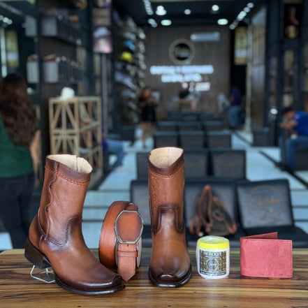 Botín Golden Venado Brandy Lleva Botín & Cinto Mas 4 Accesorios ( Crema Cubre Polvo Cartera & Saca botas )